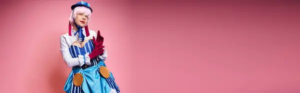 Заманчивая стильная женщина косплеер милый персонаж аниме и глядя в сторону на розовый фон, баннер — стоковое фото