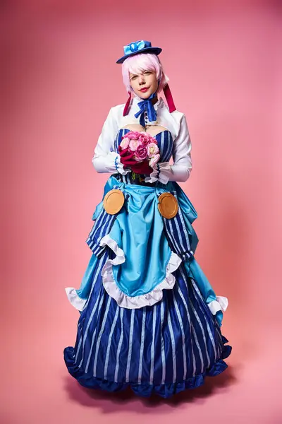 Séduisante cosplayer féminin mignon en costume vibrant tenant des fleurs roses et regardant la caméra — Photo de stock