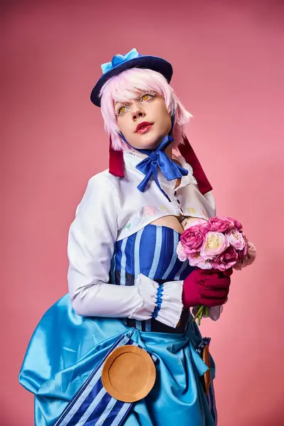 Cosplayer féminin à la mode en tenue vive tenant des fleurs roses et regardant loin sur fond rose — Photo de stock