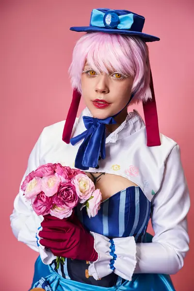 Attrayant cosplayer féminin mignon en costume vibrant tenant des fleurs roses et regardant la caméra — Photo de stock