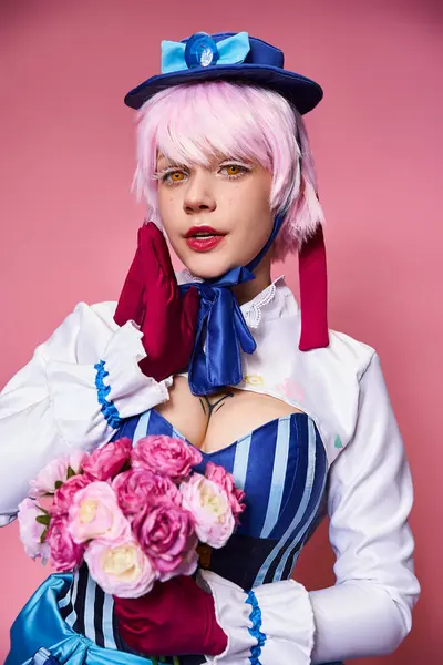 Attrayant cosplayer féminin mignon en costume vibrant tenant des fleurs roses et regardant la caméra — Photo de stock