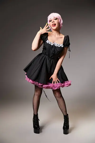 Alegre seductora cosplayer femenina en vestido vibrante sobresaliendo de su lengua y mirando a la cámara - foto de stock