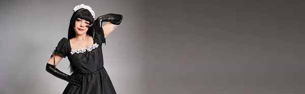 Atractivo cosplayer femenino en traje de criada sexy mostrando gesto de llanto y mirando a la cámara, pancarta - foto de stock