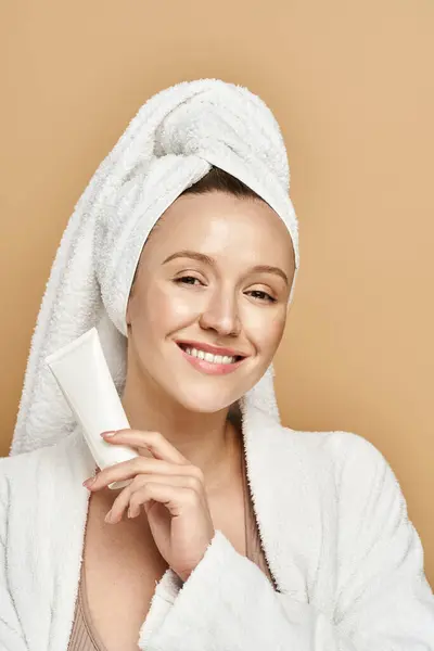 Uma mulher com beleza natural graciosamente posa com uma toalha enrolada em torno de sua cabeça, exalando tranquilidade e elegância. — Fotografia de Stock