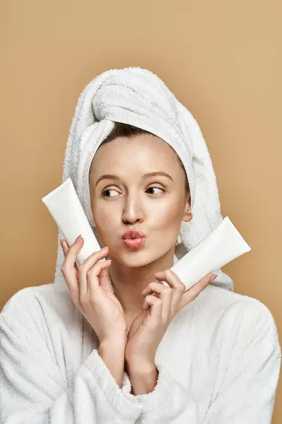 Una donna attraente con bellezza naturale che avvolge pacificamente un asciugamano intorno alla testa. — Foto stock