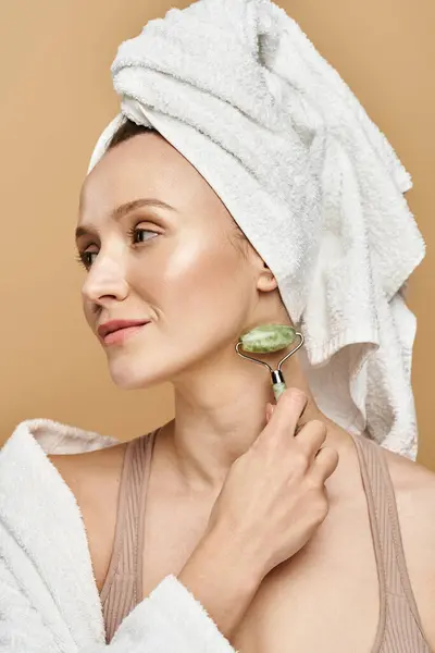 Una donna splendida con bellezza naturale che avvolge un asciugamano intorno alla testa, trasudando grazia e tranquillità. — Foto stock