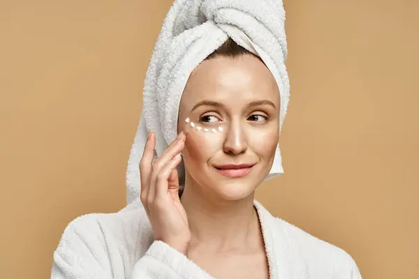 A natural beauty, an attractive woman, poses with a towel delicately wrapped around her head. — Stock Photo