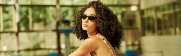 Junge afrikanisch-amerikanische Frau in Badebekleidung und trendiger Sonnenbrille posiert im Urlaub, Banner — Stockfoto