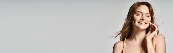 Schönheitsporträt einer lächelnden Frau mit trendigem Make-up, Blick in die Kamera auf grauem Hintergrund, Banner — Stockfoto