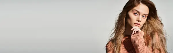 Nachdenkliche schöne Frau mit nacktem Pfirsich-Make-up, mit Pullover, anrührendem Kinn, Banner — Stockfoto