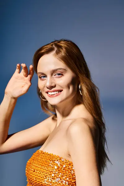 Bellezza ritratto di donna sorridente guardando la fotocamera, con mano vicino al viso su sfondo blu scuro — Foto stock
