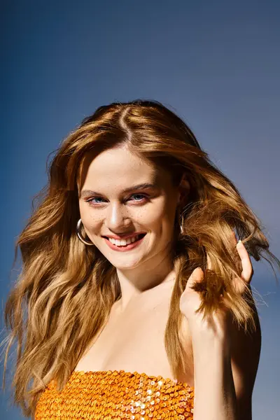 Portrait de beauté de souriante femme attrayante regardant la caméra, sur fond bleu — Photo de stock