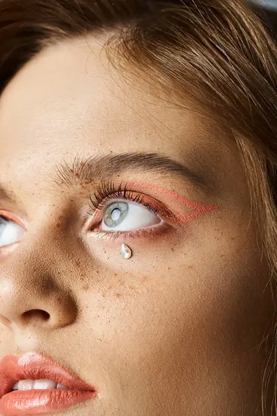 Closeup retrato de beleza de olhos de mulher com jóias de rosto em forma de lágrima, maquiagem de pêssego e sardas — Fotografia de Stock