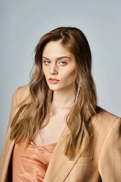 Retrato de mulher sexy com jóias rosto, maquiagem pêssego e sardas, vestindo jaqueta — Fotografia de Stock