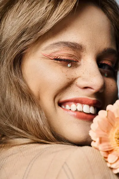 Closeup beleza tiro de mulher piscando com maquiagem pêssego, gerbera margarida, jóias rosto e sardas — Fotografia de Stock