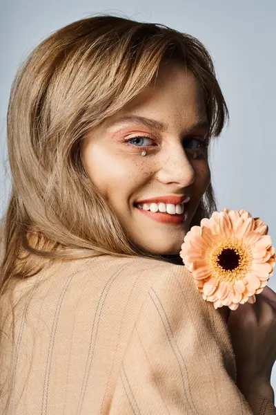 Voltar vista retrato da mulher sorrindo com maquiagem pêssego, gerbera margarida, jóias rosto e sardas — Fotografia de Stock