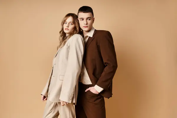 Attraktiver junger Mann im Debonair-Anzug posiert neben seiner schönen Freundin, die in die Kamera schaut — Stockfoto