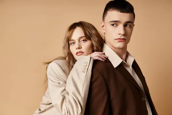 Gut aussehender Mann im Debonair-Anzug posiert neben seiner schönen Freundin, die in die Kamera schaut — Stock Photo