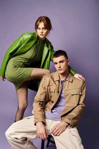 Schöner, stylischer Mann in brauner Jacke sitzt neben seiner schönen Freundin in lebendiger Kleidung — Stockfoto