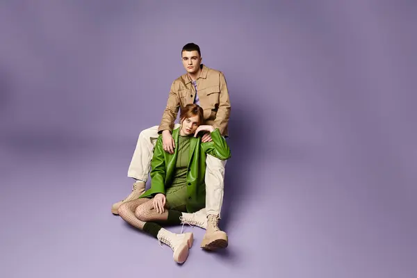 Attraktiver stylischer Mann in brauner Jacke neben seiner schönen Freundin in lebendiger Kleidung — Stockfoto