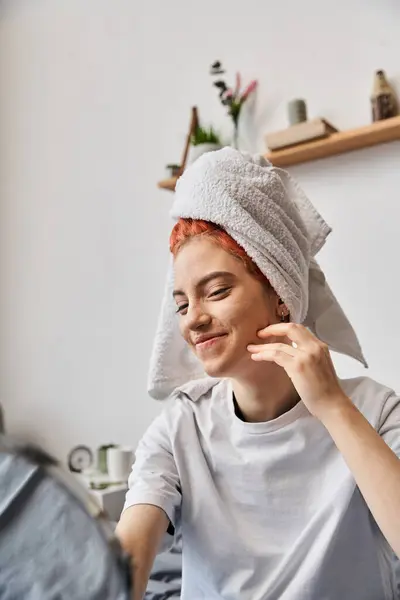 Pessoa extravagante alegre com toalha de cabelo branco olhando no espelho durante a rotina da manhã em casa — Fotografia de Stock