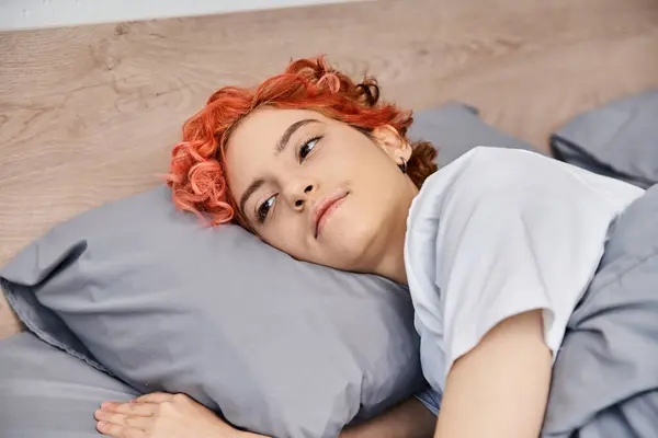Extravagante muito queer pessoa em traje casual acordar e esticar em sua cama, tempo de lazer — Fotografia de Stock