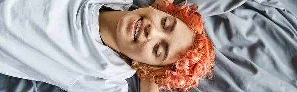 Bella persona jolly queer in biancheria da casa rilassante sul letto con gli occhi chiusi, tempo libero, banner — Foto stock
