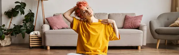 Desportivo queer pessoa em t-shirt com cabelo vermelho esticando seus músculos e olhando para a câmera, banner — Fotografia de Stock