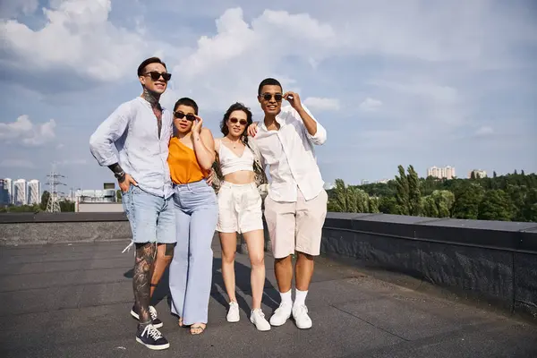 Vier multikulturell fröhliche Freunde mit moderner Sonnenbrille posieren glücklich gemeinsam auf dem Dach — Stockfoto