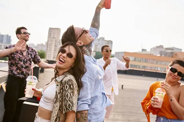Alegre multicultural amigos con gafas de sol beber alcohol en la fiesta en la azotea y escalofriante para DJ conjunto - foto de stock