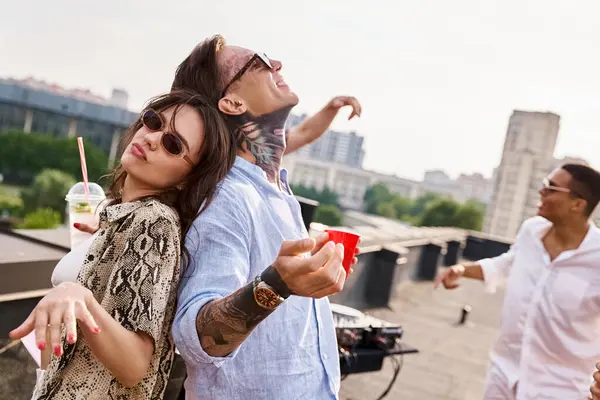 Fröhliche Freunde mit Sonnenbrille trinken Cocktails bei Dachparty und chillen zum DJ-Set — Stockfoto