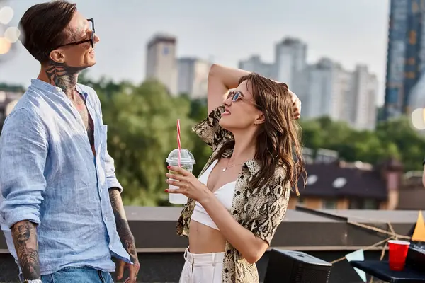 Junge fröhliche Freunde mit stylischer Sonnenbrille amüsieren sich bei einer Dachparty mit Cocktails — Stockfoto