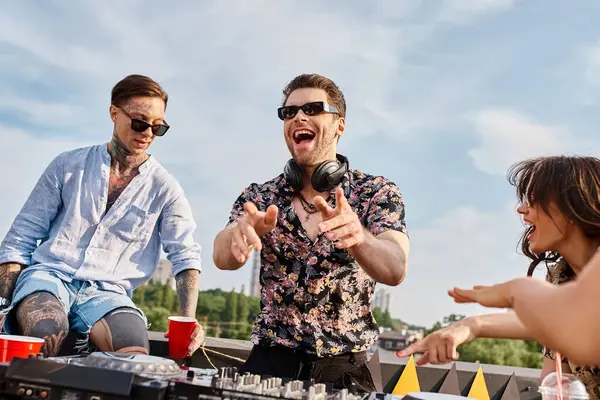 Веселые красивые люди в повседневной одежде с солнцезащитными очками вечеринки на крыше DJ Set — стоковое фото