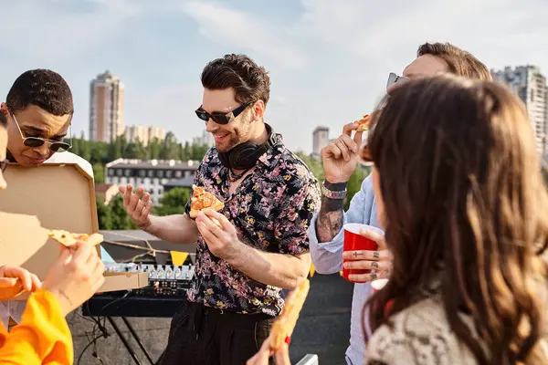 Jóvenes interracial alegre gente con gafas de sol de moda comer pizza y beber cócteles en la fiesta - foto de stock
