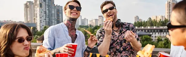 Alegres amigos atractivos con elegantes trajes urbanos comiendo pizza y disfrutando de bebidas en la fiesta, pancarta - foto de stock