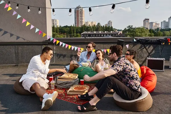 Jovens amigos diversos alegre em roupas vibrantes com óculos de sol desfrutando de pizza e bebidas na festa — Fotografia de Stock