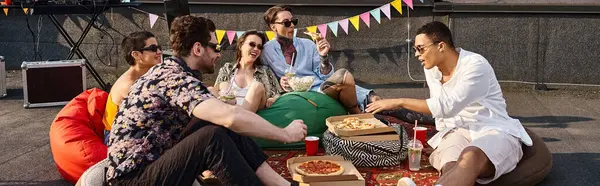 Amigos alegres multiculturais com óculos de sol elegantes desfrutando de pizza e bebidas na festa, banner — Fotografia de Stock