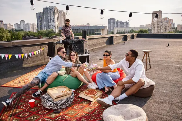 Multirassische junge Freunde in stylischen urbanen Outfits, die ihre Tassen mit Cocktails auf dem Dach klappern — Stockfoto