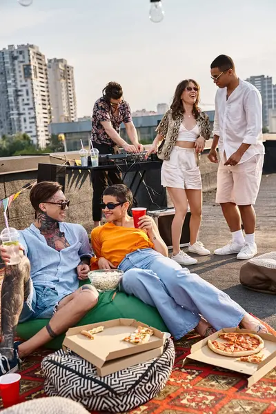 Multikulturell fröhliche Menschen in urbanen, lebendigen Gewändern genießen eine Party auf dem Dach mit Musik und Getränken — Stockfoto