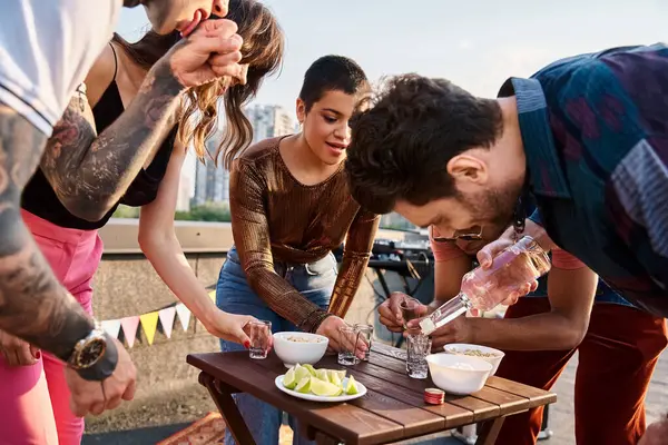 Multirassische fröhliche Freunde in lebendigen Gewändern bereiten sich darauf vor, auf einer Party Tequila mit Salz und Limette zu trinken — Stockfoto