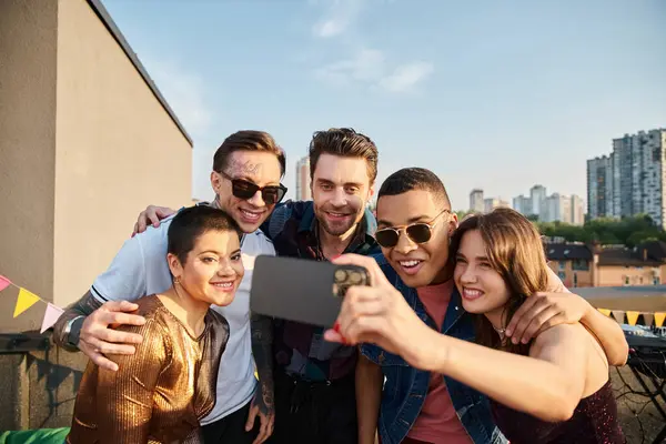 Fröhliche multikulturelle junge Freunde in lässiger, pulsierender Kleidung, die Selfies auf einer Dachparty machen — Stockfoto