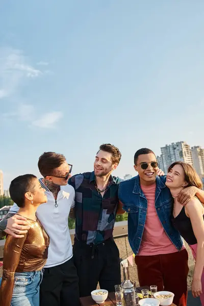 Diversos amigos alegres com óculos de sol elegantes posando juntos e olhando uns para os outros na festa — Fotografia de Stock