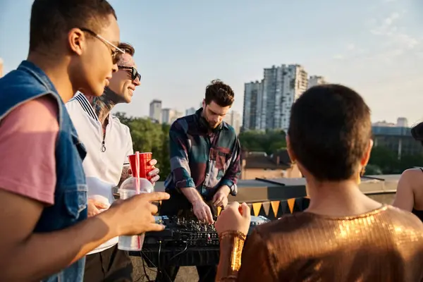 Attrayant divers amis joyeux boire et s'amuser à la fête sur le toit et profiter DJ set — Photo de stock