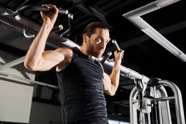 Homme athlétique en tenue active effectuant une traction sur une barre de traction à la salle de gym. — Photo de stock