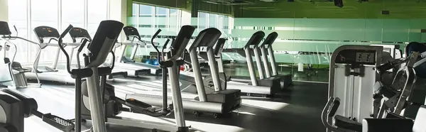 Rangée de machines d'exercice dans une salle de gym, concept de fitness synchronisé — Photo de stock