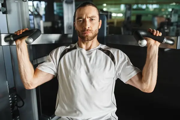 Ein Mann in aktiver Kleidung, der sich auf den Aufbau von Kraft und Gleichgewicht konzentriert. — Stockfoto
