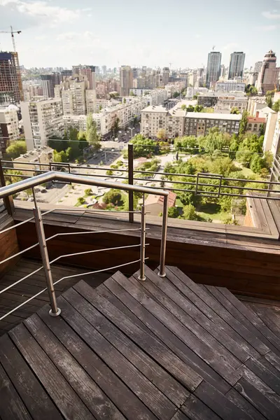 Ein atemberaubendes Panorama eines geschäftigen Stadtbildes von der Spitze eines Hochhauses aus, mit hoch aufragenden Wolkenkratzern, verwinkelten Straßen und dem geschäftigen Stadtleben unten — Stockfoto