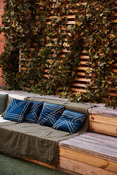 Плюшевый диван расположен на деревянной скамье, создавая уникальную и привлекательную мебельную компоновку — стоковое фото
