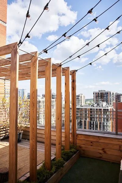 Eine Holzstruktur, die auf einem Dach steht, schafft einen einzigartigen und gemütlichen Rückzugsraum mit einer atemberaubenden Aussicht — Stockfoto