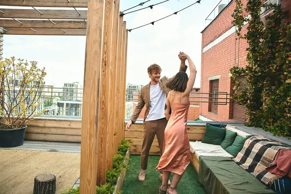 Ein Mann und eine Frau tanzen elegant im Mondschein auf einem Dach, ihre Bewegungen anmutig und synchron — Stockfoto